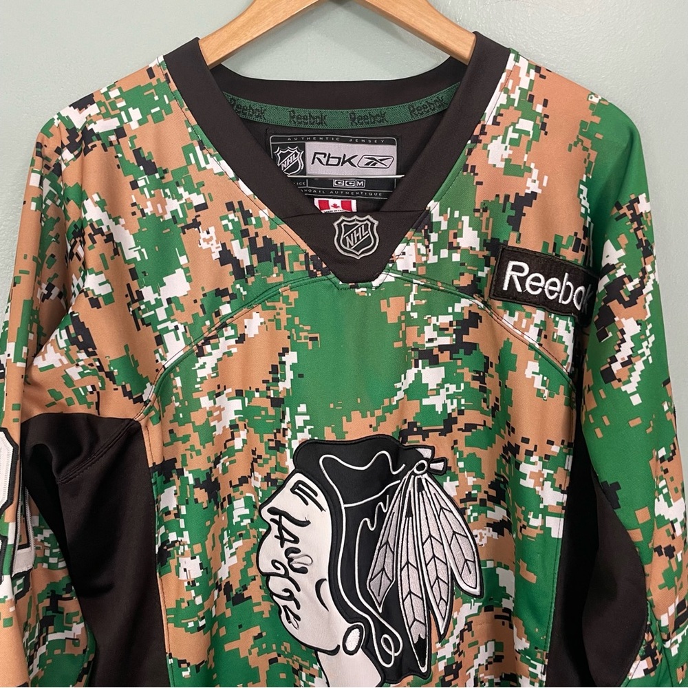 VTG CCM Reebok Chicago Blackhawks Brandon Saad Jersey Camo Veterans Sz 48 NHL - Picture 2 of 14